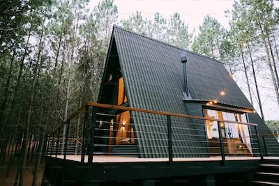 Miran A-frame interijer pripremljen za vikend
